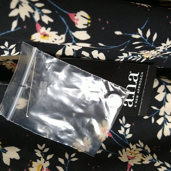 A.N.A. A New Approach Black Floral Blouse S NWT - Picture 9 of 10